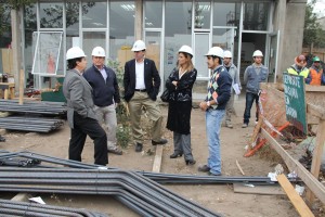 Autoridades de la UC y la Escuela de Ingeniería analizando la obra en terreno.