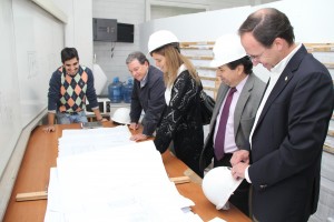 La delegación de la Vicerrectoría Económica y el vicedecano de Ingeniería UC, revisando los planos de la obra junto al subdirector de Infraestructura.