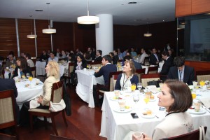 Ingenieros UC escuchando las cinco tendencias del estudio de Accenture.