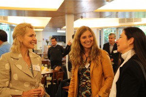 Ingenieras UC, exalumnas de la generación '80 reunidas en el Faculty Club del Complejo Andrónico Luksic UC.