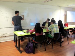 Alumno ayudante haciendo reforzamiento para estudiantes de otras generaciones.