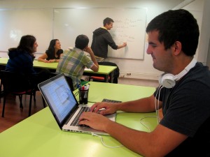 Alumnos y ayudantes trabajando en la Sala de Ayudantes de Ingeniería UC.