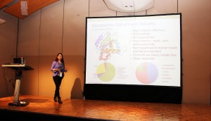 Loreto Parra, académica del departamento de Ingeniería Química y Bioprocesos UC, exponiendo en la conferencia.