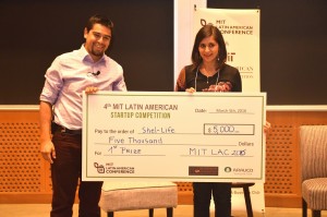 Francisco Palma recibiendo primer lugar de la MIT Sloan Latin American Startup Competition. 