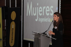 Soledad Ferrer, a cargo del programa Mujeres Ingeniería UC, hablando a las asistentes en el evento.