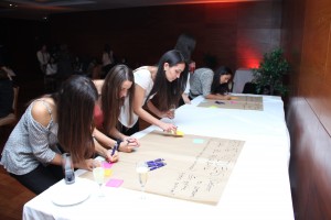 Alumnas e ingenieras UC escribiendo ideas para fortalecer el proyecto de Mujeres Ingeniería UC.