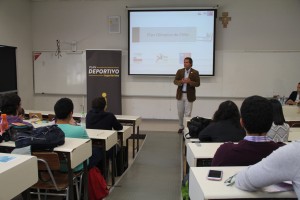 Durante la charla Neven Ilic explicó algunas de las problemáticas del desarrollo del deporte de alto rendimiento en Chile.