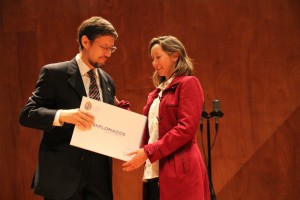 En la foto, el director del departamento de Ingeniería Industrial y de Sistemas, entregando el diploma a uno de los 748 graduados de la Clase Ejecutiva.