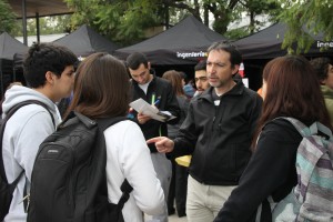 Académicos de los diez departamentos de la Escuela, del programa de Ingeniería Matemática y del Instituto de Ingeniería Biológica y Médica informaron a los alumnos sobre sus áreas de especialización. En la foto el profesor y director de Pregrado, Mauricio López.