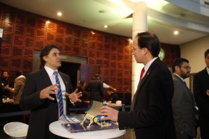 En representación de la Escuela de Ingeniería estuvo presente el vicedecano Juan Carlos Ferrer. En la foto, visitando la muestra de inventores nacionales en el hall de INAPI.