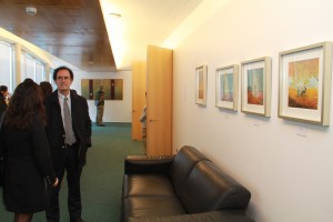 En la inauguración de la exposición estuvieron presentes autoridades, académicos y funcionarios de Ingeniería UC, entre ellos el decano Juan Carlos de la Llera (en la foto junto a la artista).