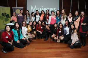 Mujeres de diversas generaciones de la carrera junto a alumnas vigentes de Ingeniería UC intercambiaron experiencias en el encuentro.