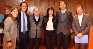 Profesores emprendedores y miembros del jurado luego de la premiación. De izquierda a derecha en la foto: María de los Ángeles Romo, decano Juan Carlos de la Llera, Jorge Errázuriz, Marcela Angulo, Christoph Schiess, Lode