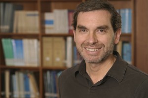 El profesor desarrolló la investigación junto a un equipo interdisciplinario de diversas unidades de la UC y otras universidades del país.