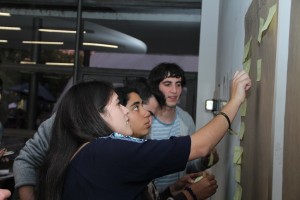 Con el fin de realizar la actividad de una forma más dinámica, los alumnos anotaron sus ideas en post it para dar pie a las discusiones.