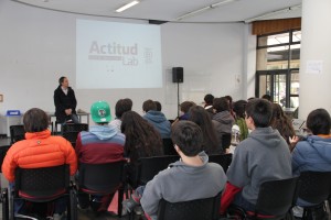 Sebastián Errázuriz, fundador y director de Actitud Lab, dictó charla motivacionales a los diez equipos en competencia.