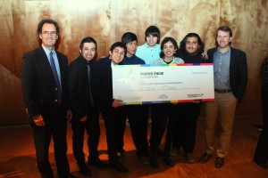 El decano Juan Carlos de la Llera junto a Michael Leatherbee profesor guía de estudiantes que se adjudicaron el primer lugar de la competencia.