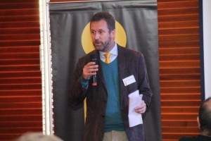 Juan Carlos Muñoz dando inicio a la discusión.