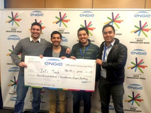 De izquierda a derecha en la foto: Camilo Contreras, Nicolás Correa, Camilo Flores y Mauricio Chiong, recibiendo el premio del concurso de innovación de Engie.