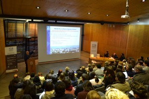 Waldo Bustamante, subdirector de CEDEUS, en la apertura del panel "Visiones de Futuro".