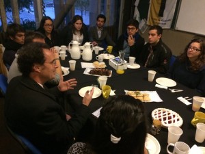 El decano Juan Carlos de la Llera (en la foto) conversando junto a representantes del CAi UC 2016.