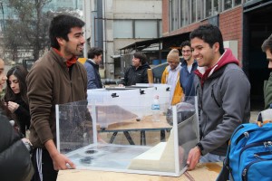 Alumnos trasladando equipo de simulación de tsunamis.