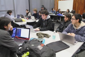 Miembros del equipo de "Gift3er" desarrollando su aplicación en la Maratón Big Data.