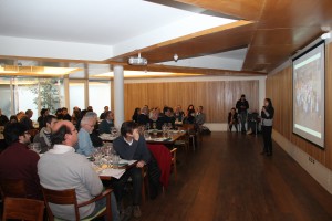 En la foto, Isabel Hilliger, subdirectora de Evaluación, Medición y Calidad, exponiendo sobre los principales resultados en evaluación de cursos.