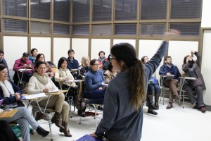 En la foto, la profesora Constanza Miranda dictando el taller.