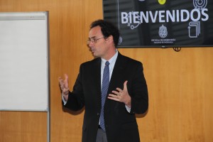 El decano Juan Carlos de la Llera (en la foto) dio la bienvenida a nuevos estudiantes de Doctorado en Ciencias de la Ingeniería.