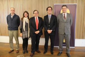 Pablo Irarrázaval, director del Instituto de Ingeniería Biológica y Médica UC; Soledad Ferrer, subdirectora de Emprendimiento Social; doctor Jorge Rojas, fundador de Coaniquem; Juan Carlos de la Llera, decano de Ingeniería UC; Ignacio Lira, gerente general de Coaniquem e Ingeniero UC. 