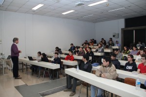 Durante el curso el coordinador del Plan Deportivo Ingeniería UC invitó a los estudiantes UC a participar del curso "Gestión del Deporte".