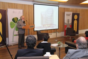 El Premio Nacional de Arquitectura 2014, Teodoro Fernández (en la foto) realizó una presentación sobre el proyecto del nuevo Edificio Interdisciplinario Arnoldo Hax impulsado por la Escuela de Ingeniería UC.