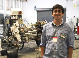 Ricardo junto al gemelo funcional de "Curiosity", robot que actualmente se encuentra explorando Marte, durante una pasantia en el Jet Propulsion Laboratory de la NASA.