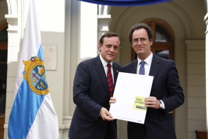 Académicos, funcionarios, alumnos y autoridades de la UC, entre ellas el decano de Ingeniería Juan Carlos de la Llera (en la foto junto al rector Ignacio Sánchez) participaron de la ceremonia de lanzamiento.