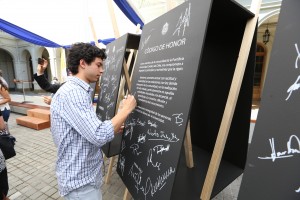 En el evento, representantes de los diversos estamentos de la universidad firmaron de manera simbólica pizarras que destacaban el Código y sus ejes centrales.