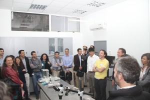 Mauricio López (en la foto) dirigiendo tour a los laboratorios del departamento de Ingeniería y Gestión de la Construcción.