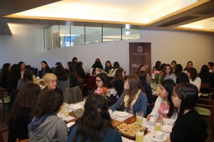 Cerca de XX alumnas participaron en desayuno para conectarse con ingenieras en la industria, el emprendimiento y el gobierno.