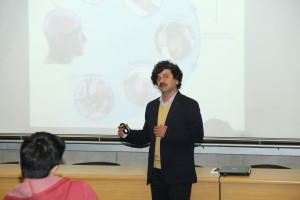 Profesor Ranganatha Sitaram presentando sobre