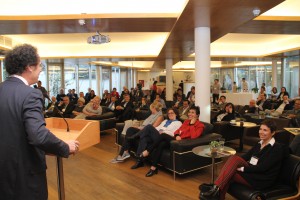 El decano Juan Carlos de la Llera (en la foto) dando la bienvenida al evento.