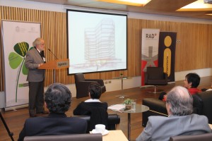 El Premio Nacional de Arquitectura 2014, Teodoro Fernández (en la foto) realizó una presentación sobre el proyecto del nuevo Edificio Interdisciplinario Arnoldo Hax impulsado por la Escuela de Ingeniería UC.