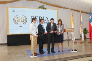 De izquierda a derecha, Guillermo Moyano, gerente de Desarrollo de Negocios de la empresa WENCO; Juan Carlos de la Llera, decano Ingeniería UC; Juan Manuel Sánchez, director general de Obras Públicas del MOP; y María Teresa González, coordinadora de Colocaciones, en corte de cinta para inaugurar la 25° feria.