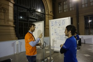 Thomas Hepner (a la derecha en la foto) recibiendo feedback del staff organizador del evento.