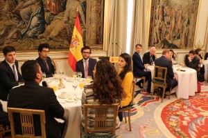 Los 27 jóvenes participaron de diversos encuentros y exposiciones protagonizados por algunos de los líderes más destacados de España, entre ellos el Ministro de Asuntos Exteriores y Cooperación José Manuel García.