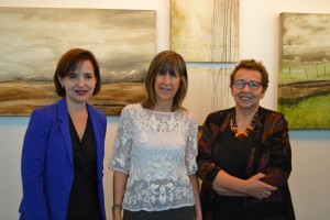 Ana María Bravo, directora ejecutiva de la Escuela de Ingeniería; Pauline Cristi, artista visual; y Militza Agusti, curadora del museo del Complejo Andrónico Luksic.