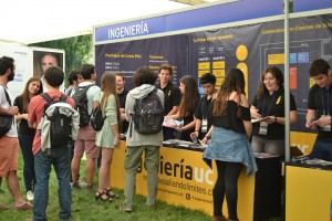 Embajadores, a cargo de la difusión de la Escuela de Ingeniería en colegios de todo el país, reciben a los visitantes en la Expo Futuro Novato UC 2016.