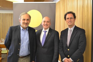 Alfonso Gómez, presidente ejecutivo del Centro de Innovación UC Anacleto Angelini; Darcy Fuenzalida, rector de la USM; y Juan Carlos de la Llera, decano de la Facultad de Ingeniería de la UC.