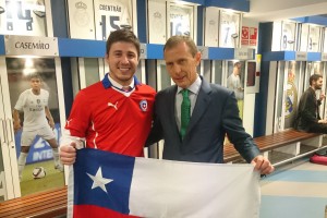 (De izquierda a derecha) Gonzalo Jara junto a Emilio Butrageño, ex futblista internacional español.