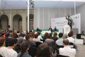 El vicedecano de Ingeniería UC Pedro Bouchon introdujo el panel "Creatividad y tecnología para un desarrollo humano".