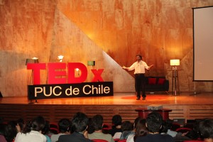 Nemo Castelli exponiendo sobre qué significa ser un buen universitario.